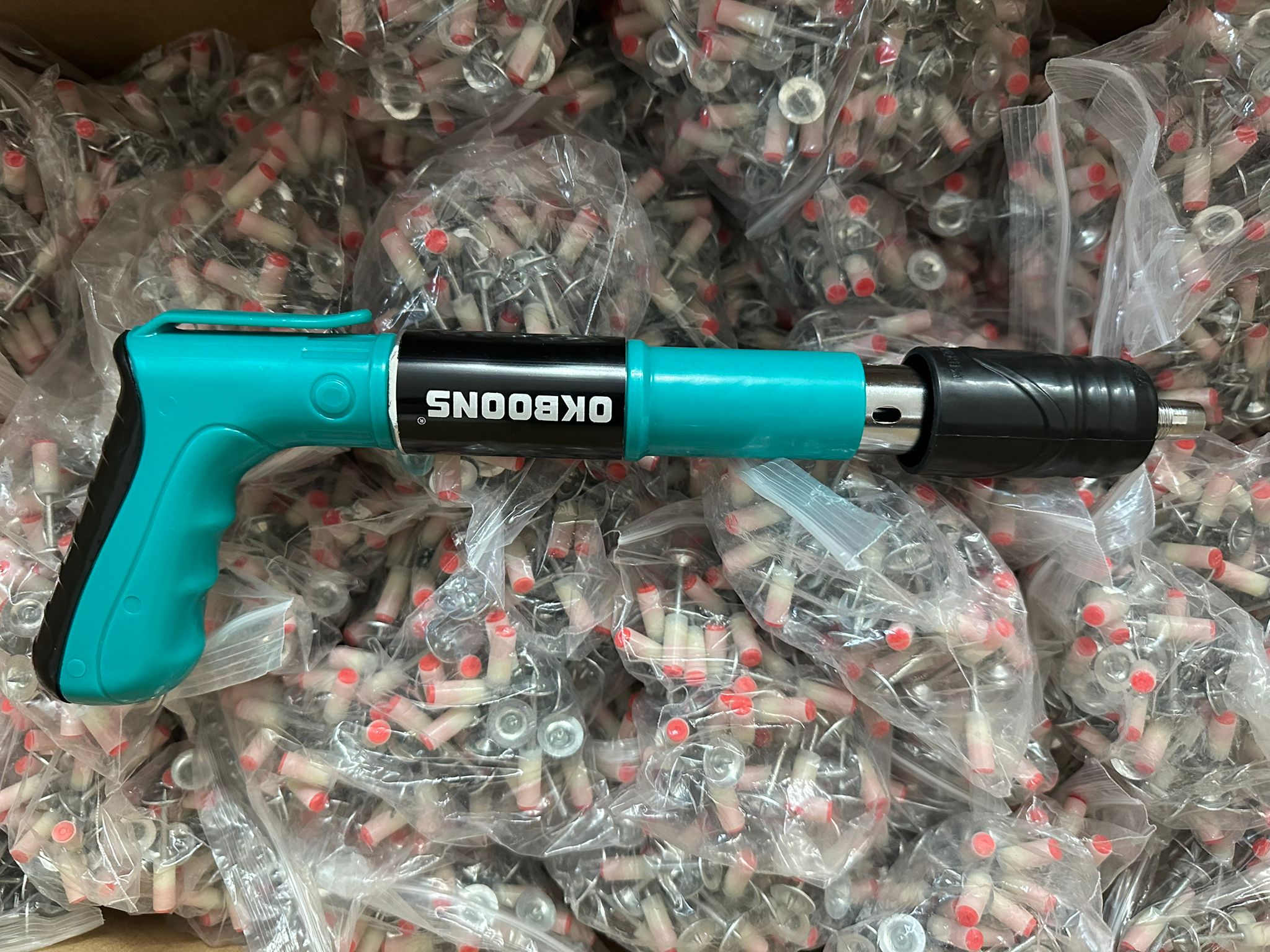 Pistol Pneumatic de Batut Cuie in Beton si Metal + 50 de cuie INCLUSE